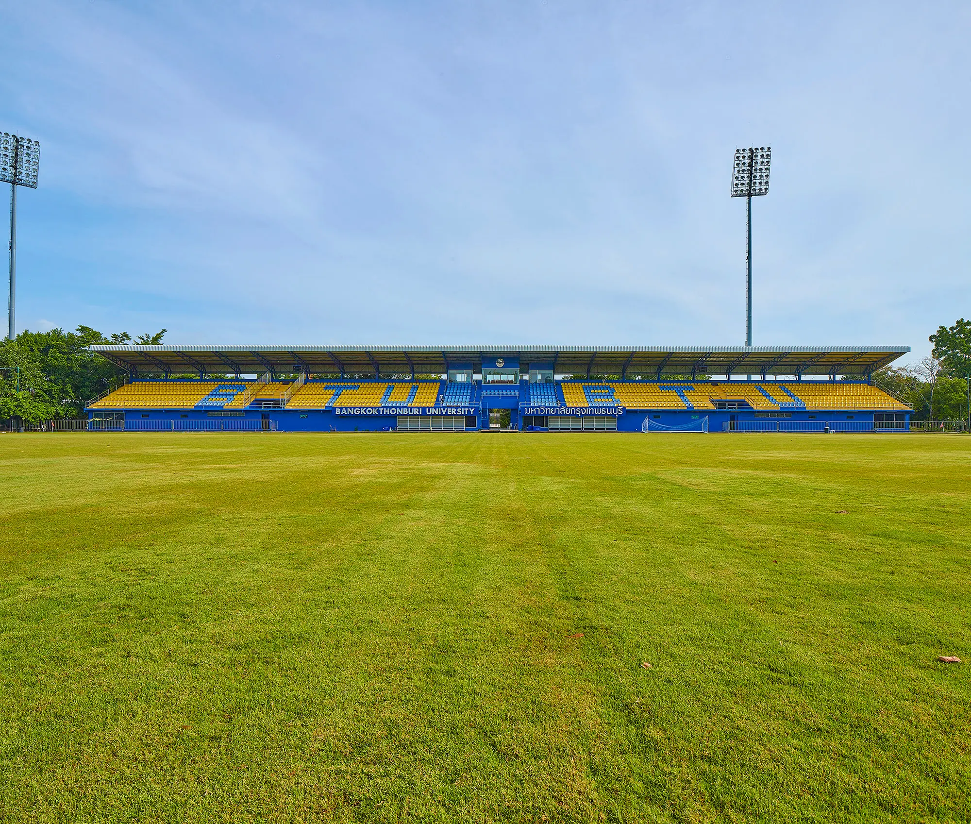สนามฟุตบอล - ภาพถ่ายสถานที่ในมหาวิทยาลัยกรุงเทพธนบุรี