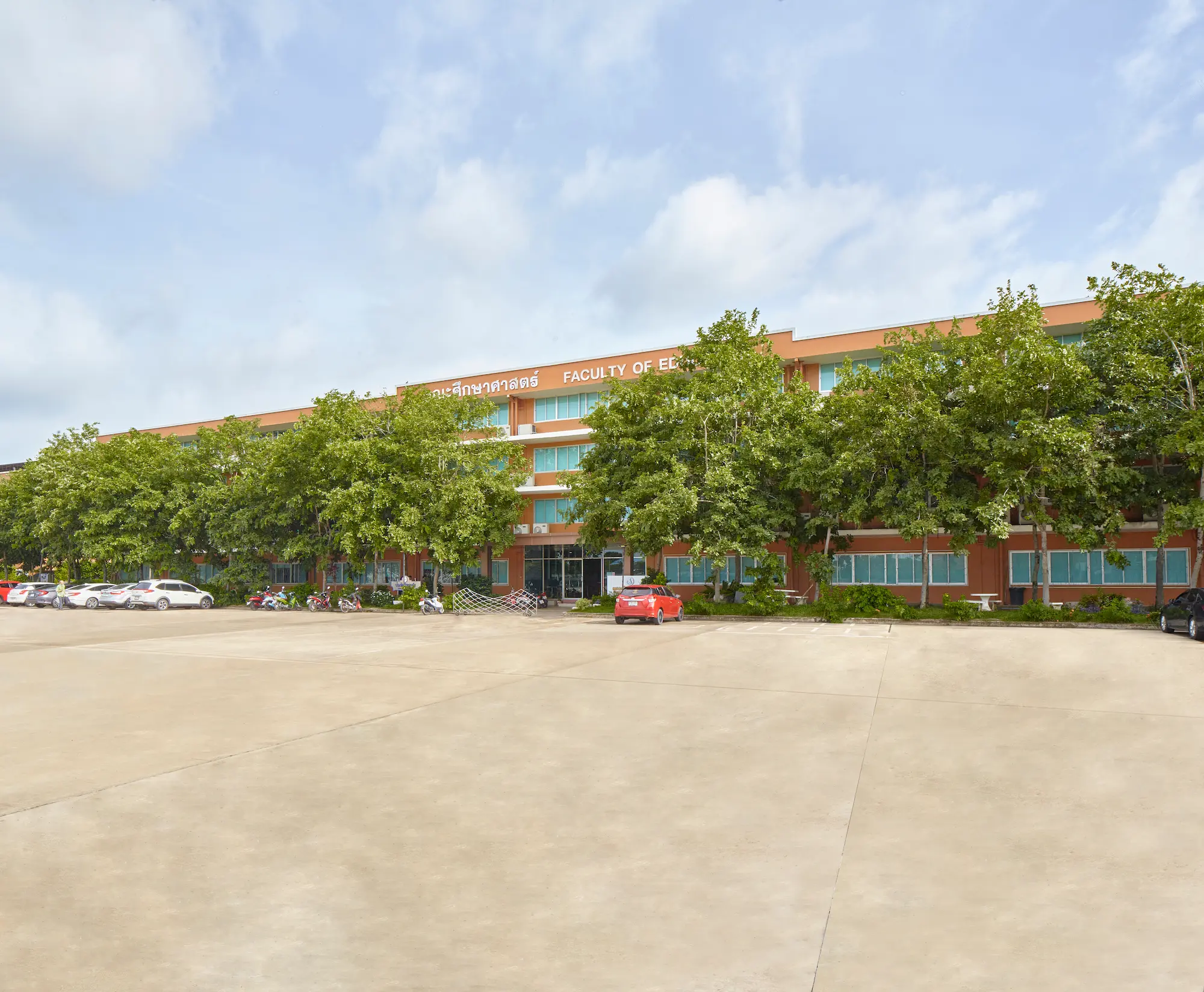 อาคารคณะศึกษาศาสตร์ - ภาพถ่ายสถานที่ในมหาวิทยาลัยกรุงเทพธนบุรี