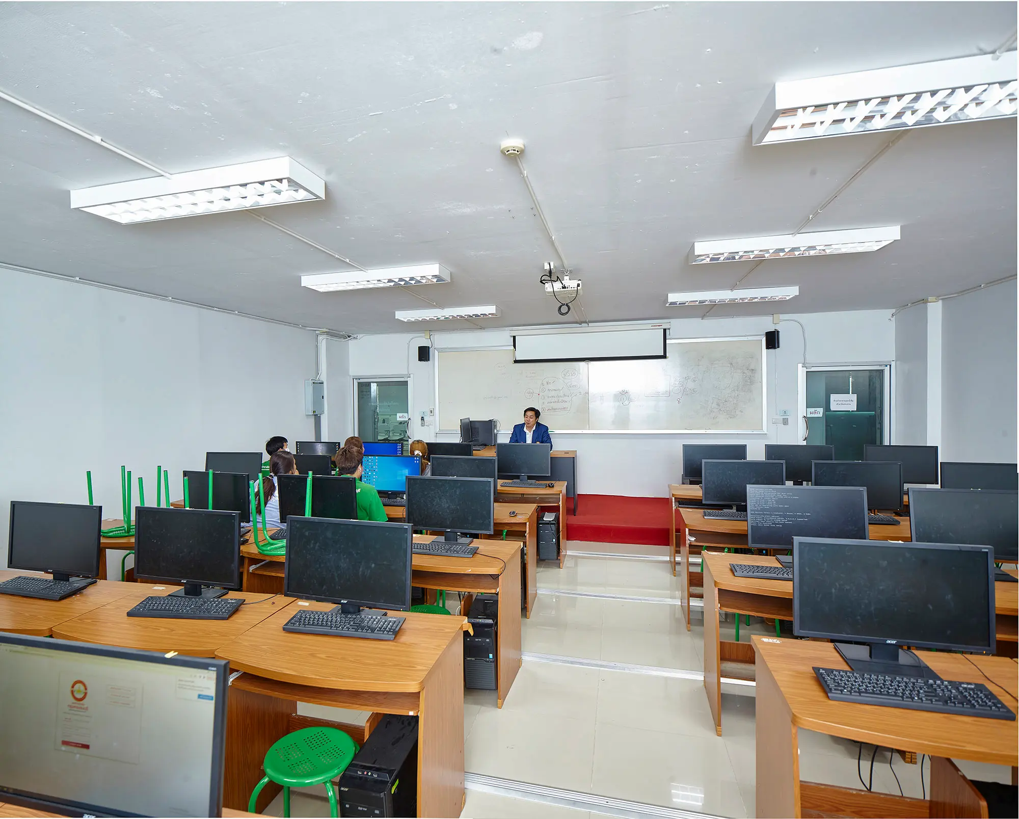 อาคารคณะศึกษาศาสตร์ - ภาพถ่ายสถานที่ในมหาวิทยาลัยกรุงเทพธนบุรี