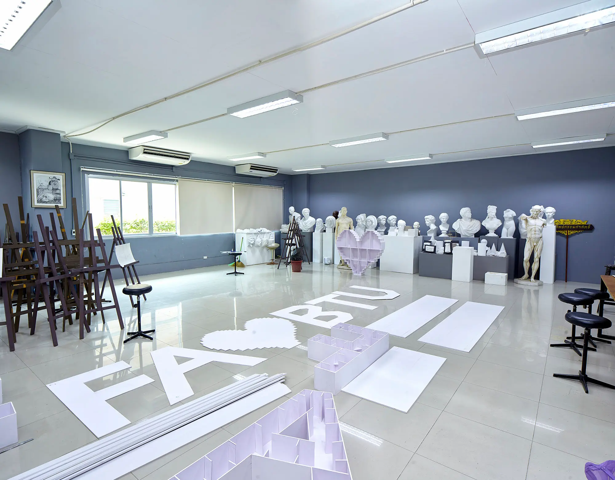 อาคารคณะศิลปกรรมศาสตร์ - ภาพถ่ายสถานที่ในมหาวิทยาลัยกรุงเทพธนบุรี