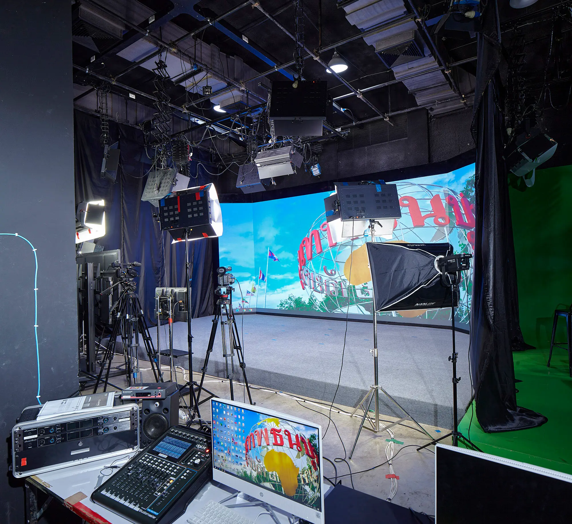 อาคารคณะนิเทศศาสตร์ - ภาพถ่ายสถานที่ในมหาวิทยาลัยกรุงเทพธนบุรี
