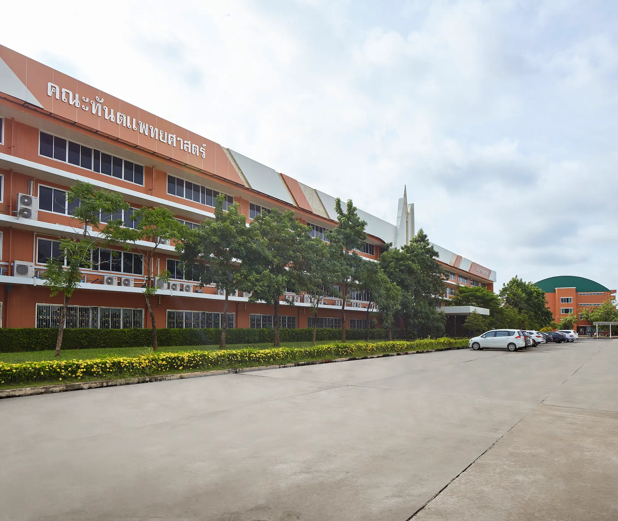 อาคารคณะทันตะแพทยศาสตร์ - ภาพถ่ายสถานที่ในมหาวิทยาลัยกรุงเทพธนบุรี