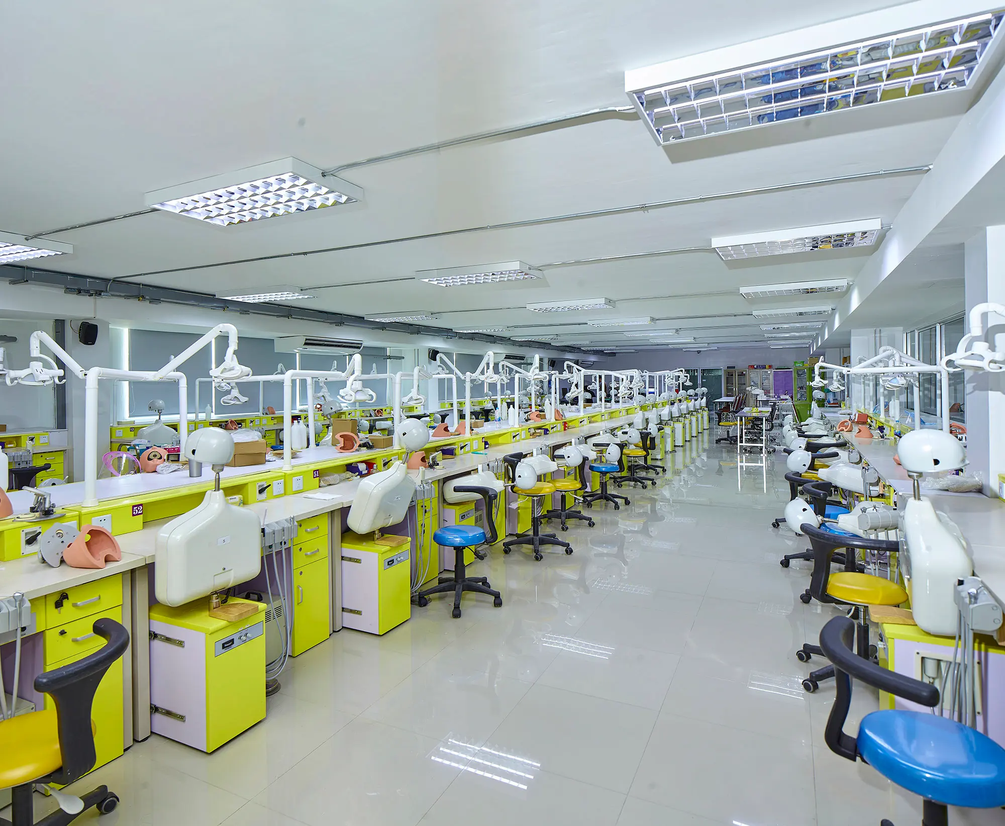 อาคารคณะทันตะแพทยศาสตร์ - ภาพถ่ายสถานที่ในมหาวิทยาลัยกรุงเทพธนบุรี