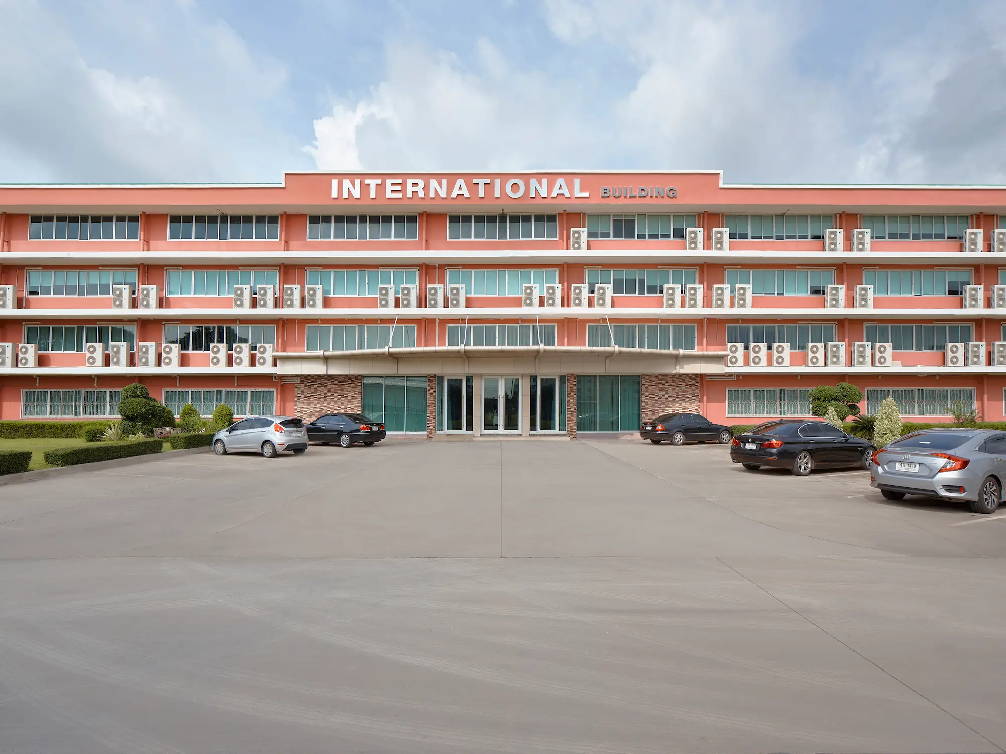 International Building - ภาพถ่ายสถานที่ในมหาวิทยาลัยกรุงเทพธนบุรี