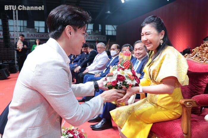 ศ.ดร.บังอร เบ็ญจาธิกุล เป็นประธานพิธีไหว้ครู ปีการศึกษา 2566 ด้วยความอบอุ่นประทับใจ พร้อมจัดกิจกรรม “รักน้อง” เชิงสร้างสรรค์ส่งเสริมความสมัครสมานสามัคคี