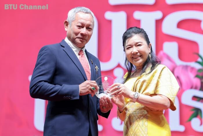 ศ.ดร.บังอร เบ็ญจาธิกุล เป็นประธานพิธีไหว้ครู ปีการศึกษา 2566 ด้วยความอบอุ่นประทับใจ พร้อมจัดกิจกรรม “รักน้อง” เชิงสร้างสรรค์ส่งเสริมความสมัครสมานสามัคคี