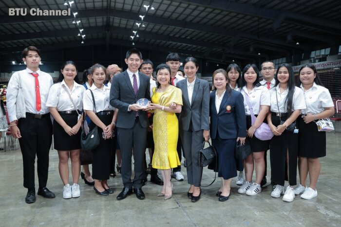 ศ.ดร.บังอร เบ็ญจาธิกุล เป็นประธานพิธีไหว้ครู ปีการศึกษา 2566 ด้วยความอบอุ่นประทับใจ พร้อมจัดกิจกรรม “รักน้อง” เชิงสร้างสรรค์ส่งเสริมความสมัครสมานสามัคคี