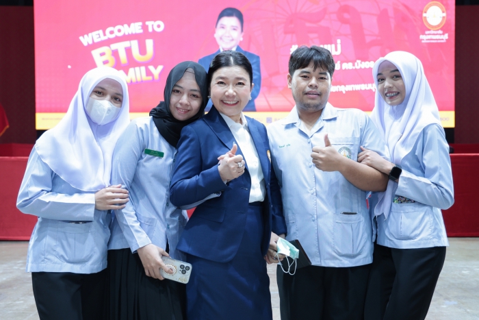 “ศ.ดร.บังอร” อธิการบดี มกธ. นำผู้บริหาร คณาจารย์ต้อนรับนักศึกษา ยิ่งใหญ่ สู่ “ครอบครัว BTU” อบอุ่น