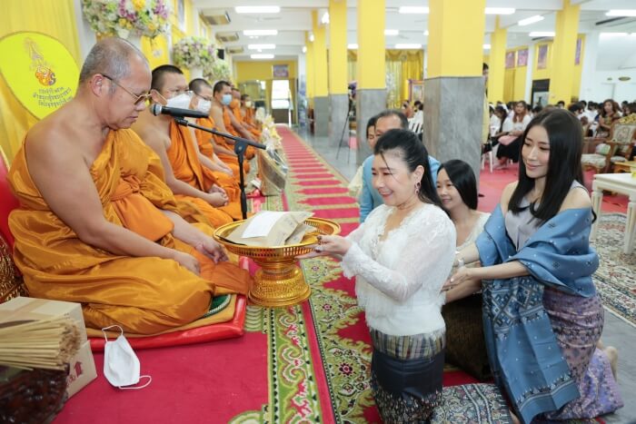 “ศ.ดร.บังอร เบ็ญจาธิกุล” นำผู้บริหาร คณาจารย์ บุคลากร นักศึกษา มกธ. และสถาบันการศึกษาในเครือ ร่วมถวายเทียนพรรษา ประจำปี 2566