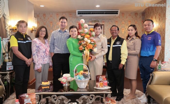 ศ.ดร.บังอร เบ็ญจาธิกุล ต้อนรับ คุณกฤติมา นิ่มน้อย ผู้อำนวยการเขตทวีวัฒนาใหม่