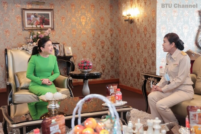 ศ.ดร.บังอร เบ็ญจาธิกุล ต้อนรับ คุณกฤติมา นิ่มน้อย ผู้อำนวยการเขตทวีวัฒนาใหม่