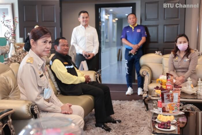 ศ.ดร.บังอร เบ็ญจาธิกุล ต้อนรับ คุณกฤติมา นิ่มน้อย ผู้อำนวยการเขตทวีวัฒนาใหม่