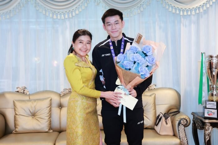 “ศ.ดร.บังอร” อธิการบดี มกธ. มอบทุนการศึกษาถึงปริญญาเอกให้แก่ “แม่ปุก” บ้านทองหยอด และ“วิว” กุลวุฒิ วิทิตศานต์ พร้อมแสดงความยินดีหลังคว้าแชมป์โลกแบดมินตันชายเดี่ยวคนแรกของไทย