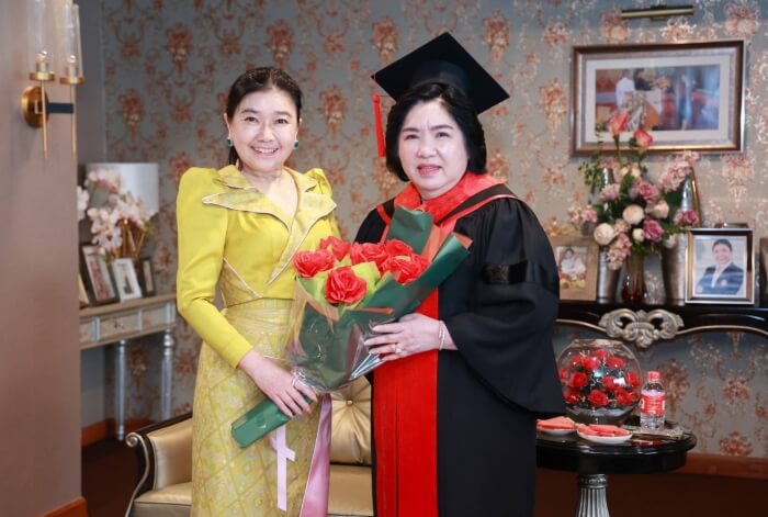 “ศ.ดร.บังอร” อธิการบดี มกธ. มอบทุนการศึกษาถึงปริญญาเอกให้แก่ “แม่ปุก” บ้านทองหยอด และ“วิว” กุลวุฒิ วิทิตศานต์ พร้อมแสดงความยินดีหลังคว้าแชมป์โลกแบดมินตันชายเดี่ยวคนแรกของไทย