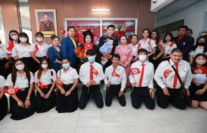 “ศ.ดร.บังอร” อธิการบดี มกธ. มอบทุนการศึกษาถึงปริญญาเอกให้แก่ “แม่ปุก” บ้านทองหยอด และ“วิว” กุลวุฒิ วิทิตศานต์ พร้อมแสดงความยินดีหลังคว้าแชมป์โลกแบดมินตันชายเดี่ยวคนแรกของไทย