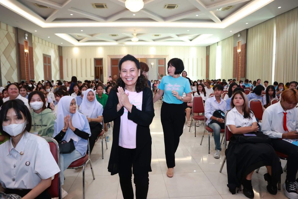 กิจกรรม "พี่อ้อย พี่ฉอด On Tour" ที่ม.กรุงเทพธนบุรี: ค้นหาความมั่นคงในชีวิต การเรียน และความรัก