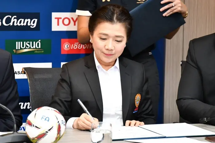 สมาคมกีฬาฟุตบอลฯ ลงนาม MOU ม.กรุงเทพธนบุรี , โรงพยาบาลตำรวจ , บริษัท เอคโคโนฯ เปิดศูนย์ฝึกปั้นแข้งเยาวชน สไตล์ Thailand's Way