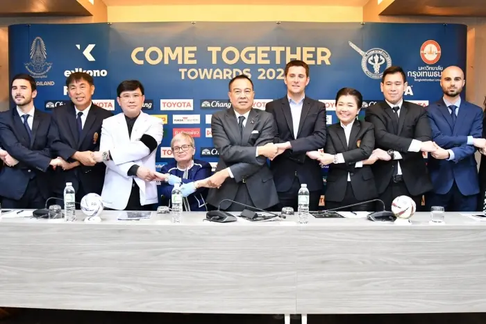 สมาคมกีฬาฟุตบอลฯ ลงนาม MOU ม.กรุงเทพธนบุรี , โรงพยาบาลตำรวจ , บริษัท เอคโคโนฯ เปิดศูนย์ฝึกปั้นแข้งเยาวชน สไตล์ Thailand's Way